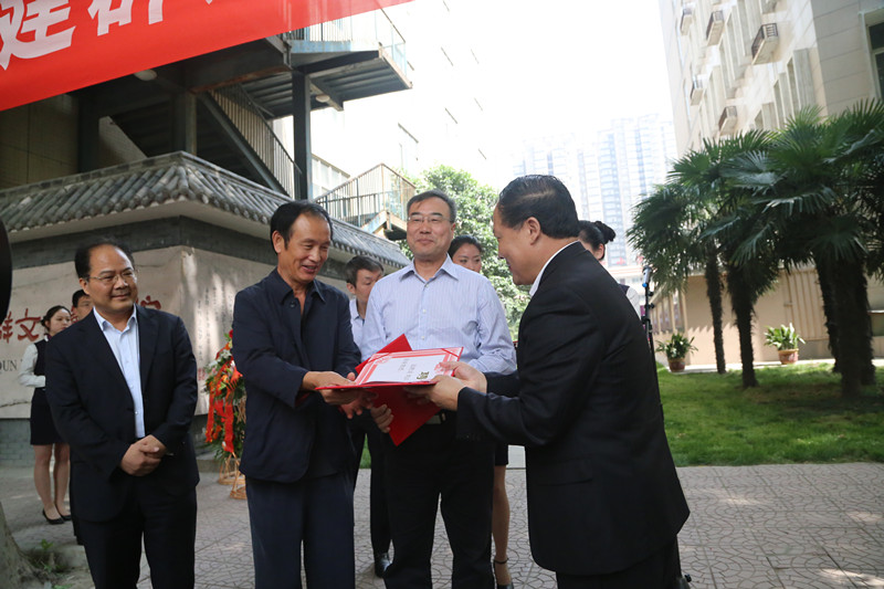 经理陈万强代表学院向客座教授颁发聘书 经理陈万强代表学院向客座教授颁发聘书